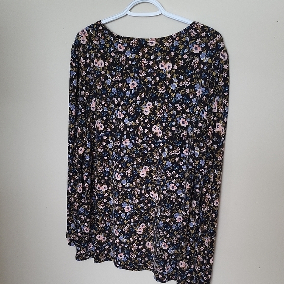 KIM&CO Chic Floral Top with Black Base – Elegant & Versatile - Picture 7 of 7